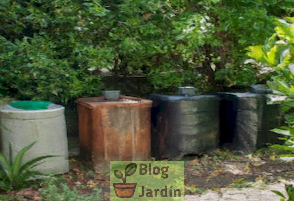 Imagen de un jardín con diferentes contenedores y recipientes para almacenar compost de forma organizada y efectiva.