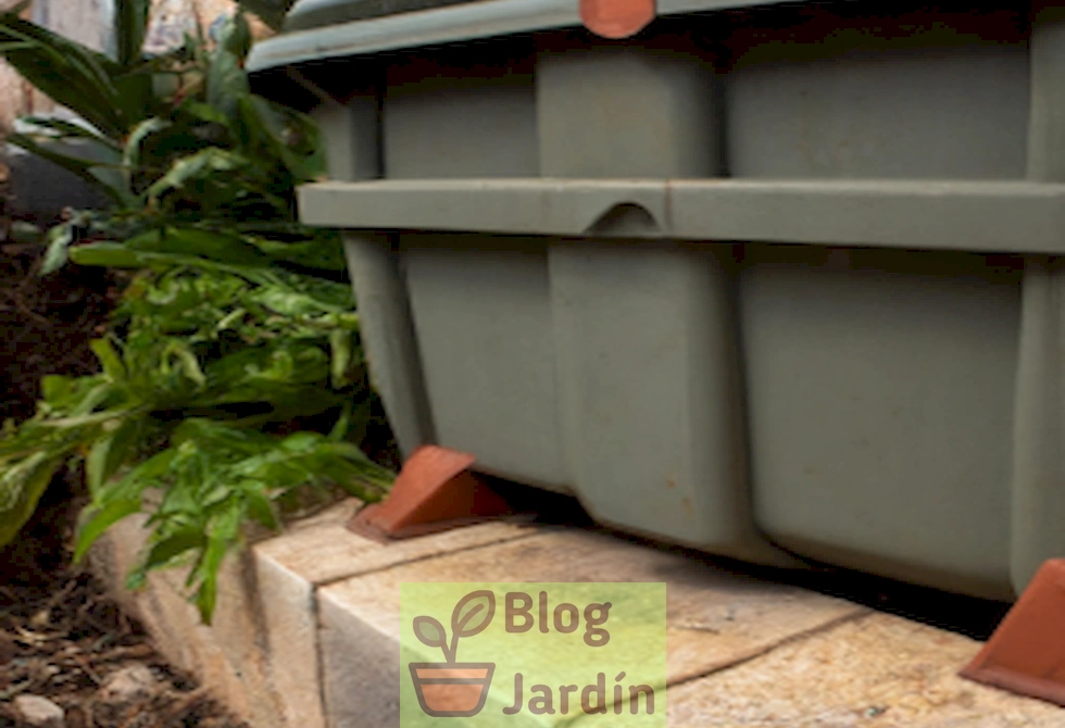 Imagen de un contenedor de compost en un jardín bien organizado.
