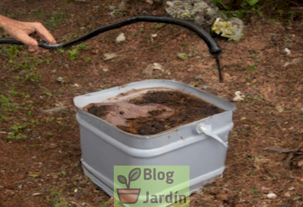 Imagen de una persona vertiendo un agente neutralizador de olores en una pila de compost, eliminando eficazmente cualquier mal olor.
