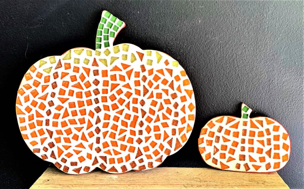 Cuál es el proceso para crear un mosaico en una calabaza