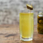 El jugo de pepinillos beneficia a las plantas en el jardín