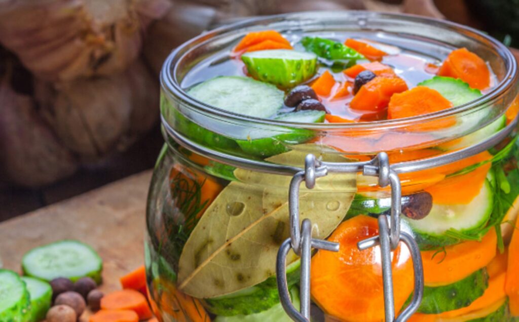 Qué especias son ideales para dar sabor a tus encurtidos